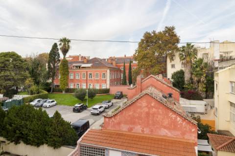 Apartamento com mezanine e tetos altos | Príncipe Real / Rato