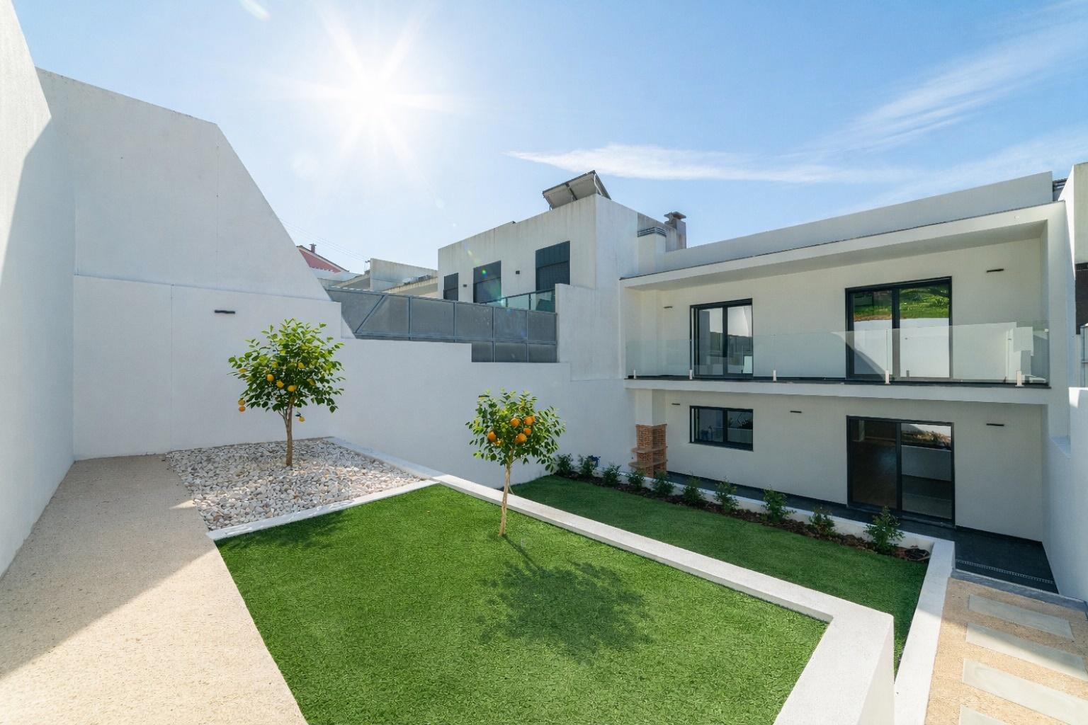 Moradia T3 em Caneças, com excelente jardim e garagem