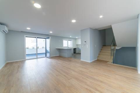 Moradia T3 em Caneças, com excelente jardim e garagem