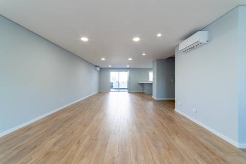 Moradia T3 em Caneças, com excelente jardim e garagem