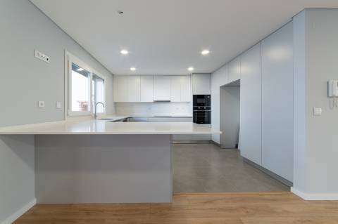 Moradia T3 em Caneças, com excelente jardim e garagem