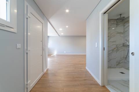 Moradia T3 em Caneças, com excelente jardim e garagem