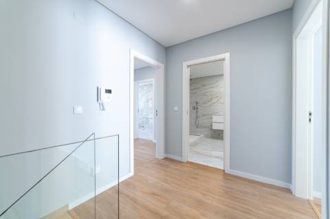 Moradia T3 em Caneças, com excelente jardim e garagem