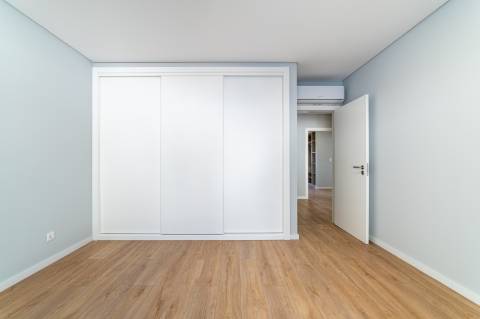 Moradia T3 em Caneças, com excelente jardim e garagem