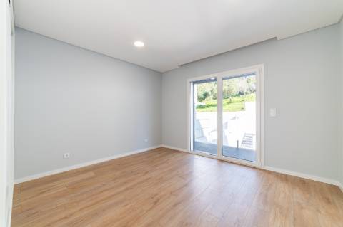 Moradia T3 em Caneças, com excelente jardim e garagem