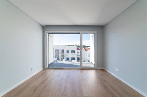 Moradia T3 em Caneças, com excelente jardim e garagem