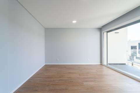 Moradia T3 em Caneças, com excelente jardim e garagem