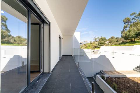 Moradia T3 em Caneças, com excelente jardim e garagem