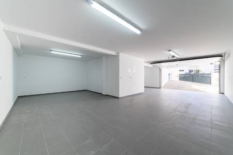 Moradia T3 em Caneças, com excelente jardim e garagem