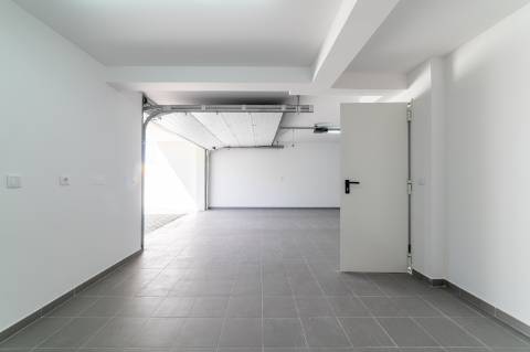 Moradia T3 em Caneças, com excelente jardim e garagem