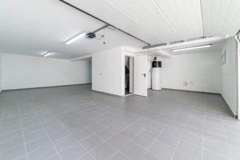 Moradia T3 em Caneças, com excelente jardim e garagem