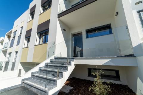 Moradia T3 em Caneças, com excelente jardim e garagem