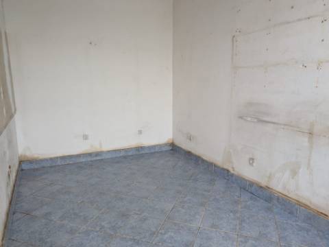 Oportunidade de Investimento a 5 minutos de Lisboa | Loja com 80m²