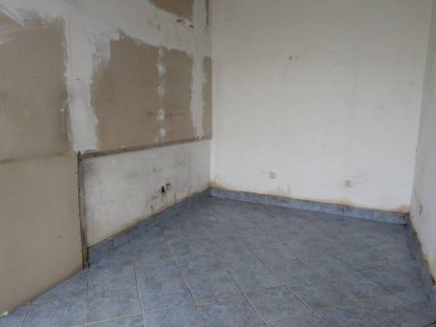 Oportunidade de Investimento a 5 minutos de Lisboa | Loja com 80m²