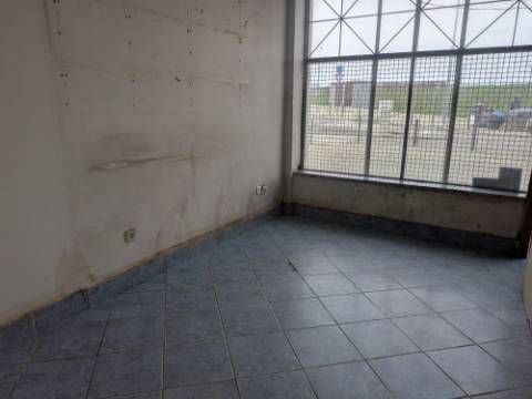 Oportunidade de Investimento a 5 minutos de Lisboa | Loja com 80m²