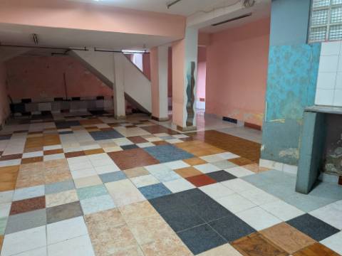 Oportunidade de Investimento a 5 minutos de Lisboa | Loja com 80m²