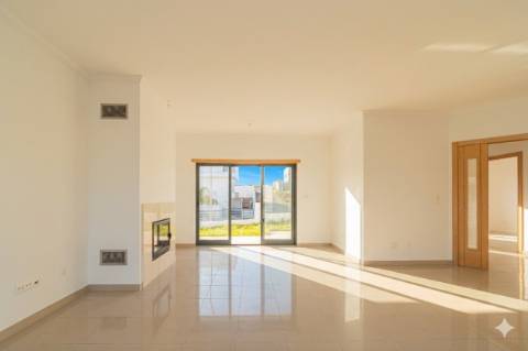 Moradia T5 com 296 m2, com design moderno e acabamentos de qualidade, no Feijó