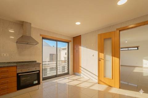 Moradia T5 com 296 m2, com design moderno e acabamentos de qualidade, no Feijó