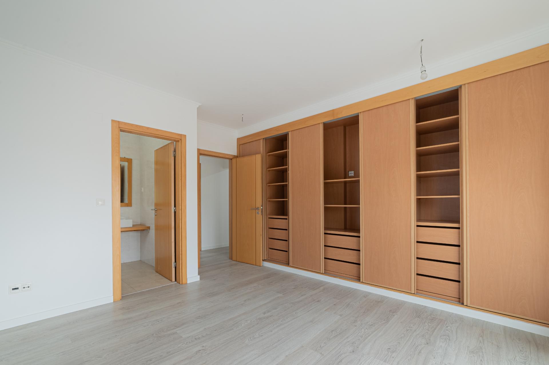 Moradia T5 com 296 m2, com design moderno e acabamentos de qualidade, no Feijó