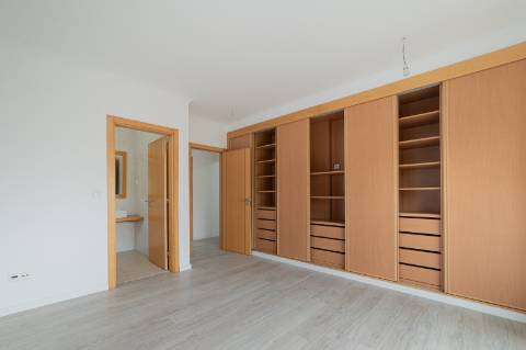 Moradia T5 com 296 m2, com design moderno e acabamentos de qualidade, no Feijó