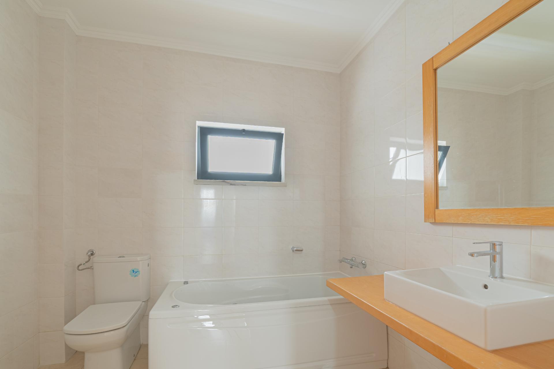 Moradia T5 com 296 m2, com design moderno e acabamentos de qualidade, no Feijó