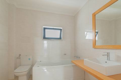 Moradia T5 com 296 m2, com design moderno e acabamentos de qualidade, no Feijó