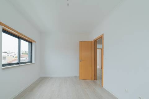 Moradia T5 com 296 m2, com design moderno e acabamentos de qualidade, no Feijó