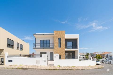 Moradia T5 com 296 m2, com design moderno e acabamentos de qualidade, no Feijó