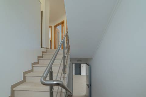 Moradia T5 com 296 m2, com design moderno e acabamentos de qualidade, no Feijó