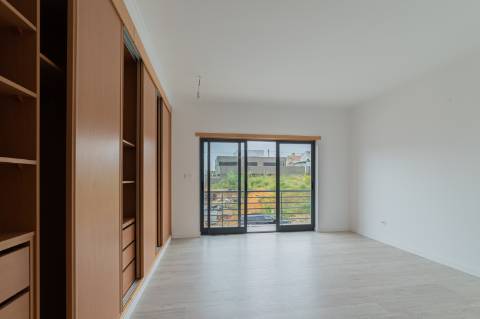 Moradia T5 com 296 m2, com design moderno e acabamentos de qualidade, no Feijó