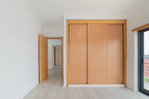 Moradia T5 com 296 m2, com design moderno e acabamentos de qualidade, no Feijó