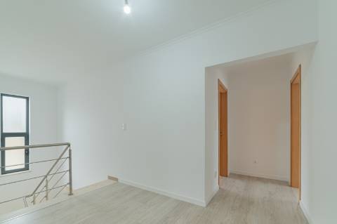 Moradia T5 com 296 m2, com design moderno e acabamentos de qualidade, no Feijó