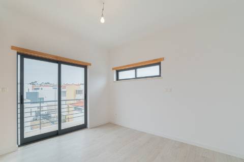 Moradia T5 com 296 m2, com design moderno e acabamentos de qualidade, no Feijó