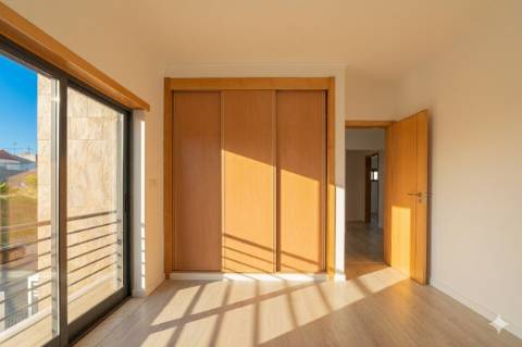 Moradia T5 com 296 m2, com design moderno e acabamentos de qualidade, no Feijó