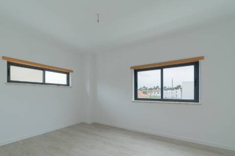 Moradia T5 com 296 m2, com design moderno e acabamentos de qualidade, no Feijó