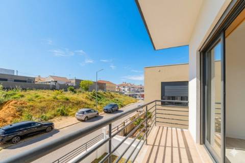 Moradia T5 com 296 m2, com design moderno e acabamentos de qualidade, no Feijó