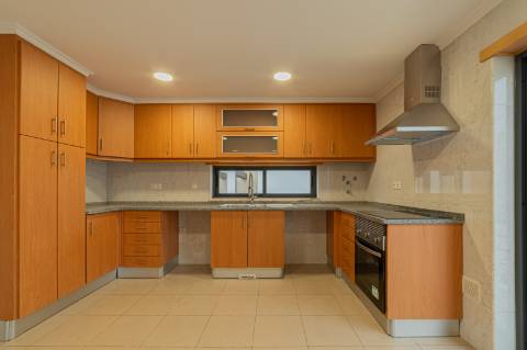 Moradia T5 com 296 m2, com design moderno e acabamentos de qualidade, no Feijó