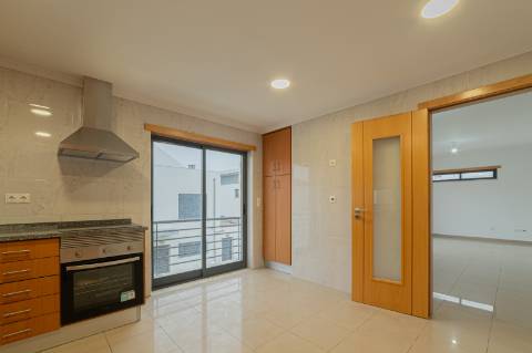 Moradia T5 com 296 m2, com design moderno e acabamentos de qualidade, no Feijó