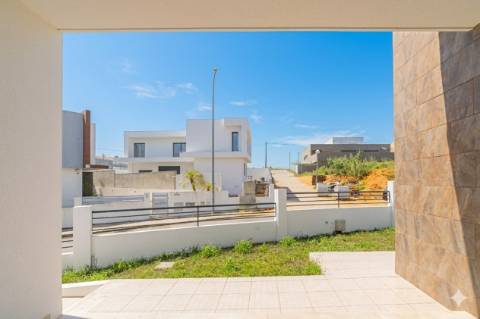 Moradia T5 com 296 m2, com design moderno e acabamentos de qualidade, no Feijó