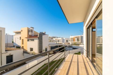 Moradia T5 com 296 m2, com design moderno e acabamentos de qualidade, no Feijó