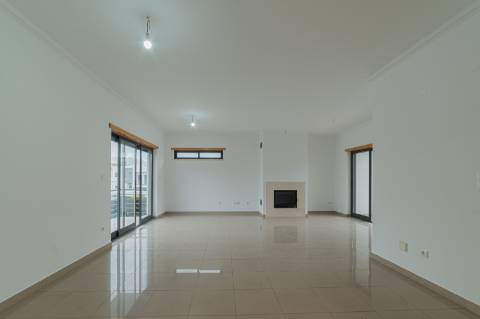 Moradia T5 com 296 m2, com design moderno e acabamentos de qualidade, no Feijó