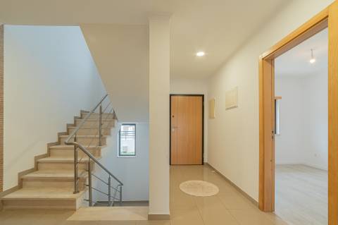 Moradia T5 com 296 m2, com design moderno e acabamentos de qualidade, no Feijó