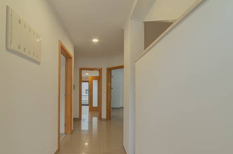 Moradia T5 com 296 m2, com design moderno e acabamentos de qualidade, no Feijó