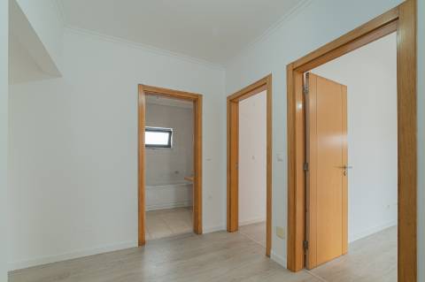 Moradia T5 com 296 m2, com design moderno e acabamentos de qualidade, no Feijó