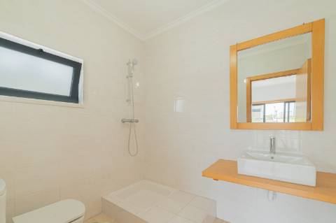 Moradia T5 com 296 m2, com design moderno e acabamentos de qualidade, no Feijó