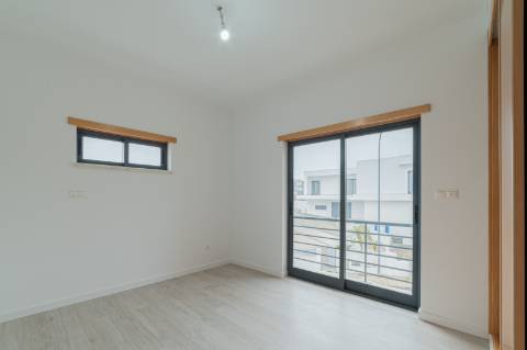 Moradia T5 com 296 m2, com design moderno e acabamentos de qualidade, no Feijó