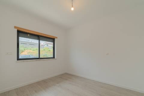 Moradia T5 com 296 m2, com design moderno e acabamentos de qualidade, no Feijó