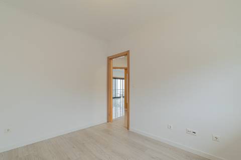 Moradia T5 com 296 m2, com design moderno e acabamentos de qualidade, no Feijó