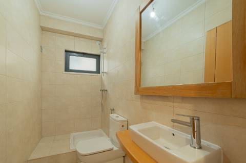 Moradia T5 com 296 m2, com design moderno e acabamentos de qualidade, no Feijó