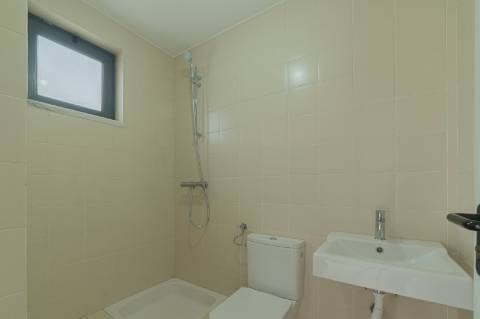 Moradia T5 com 296 m2, com design moderno e acabamentos de qualidade, no Feijó